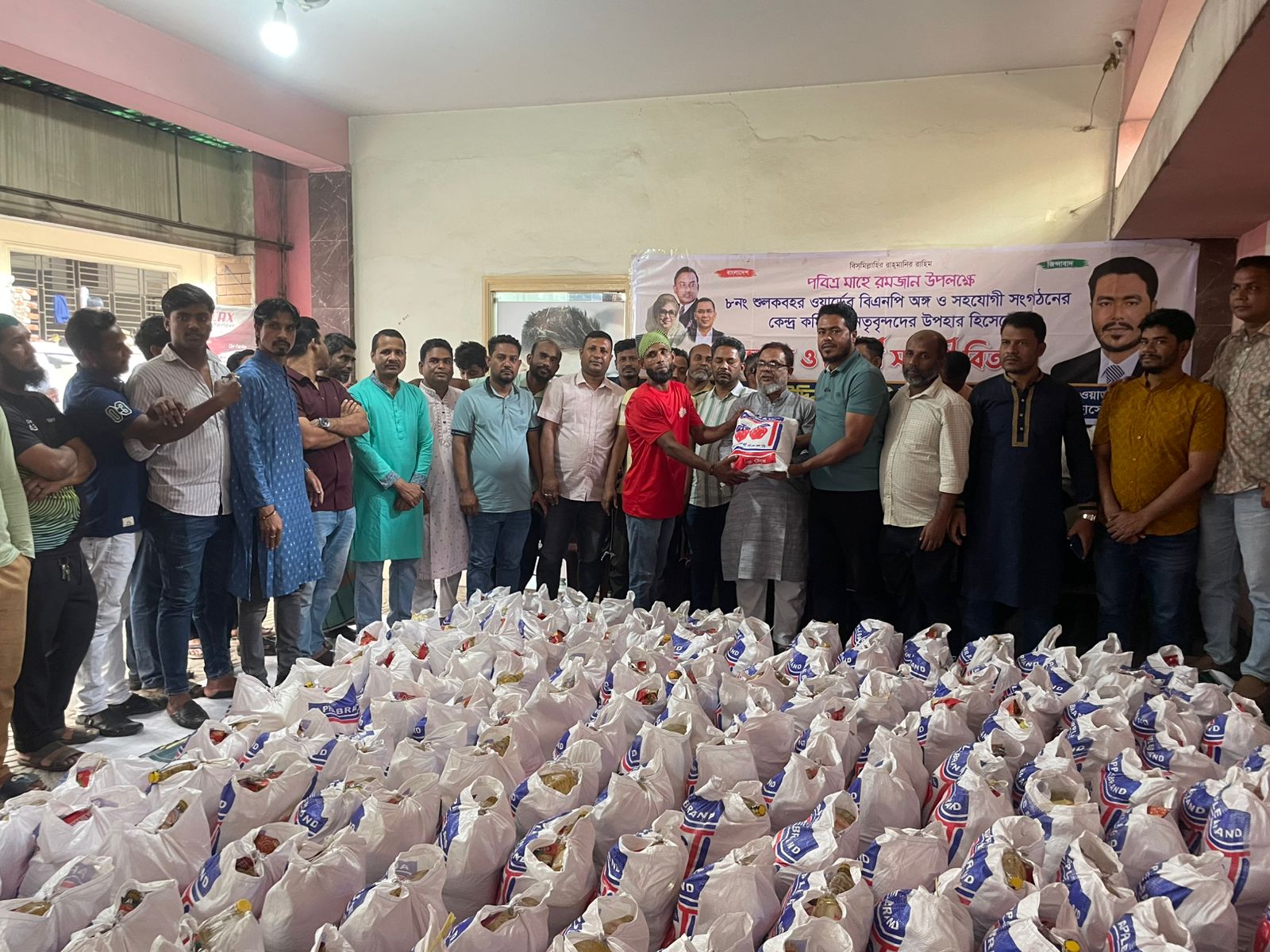 শুলকবহরে জমির উদ্দিন নাহিদ এর উদ্যোগে ইফতার ও সেহরি সামগ্রী বিতরণ